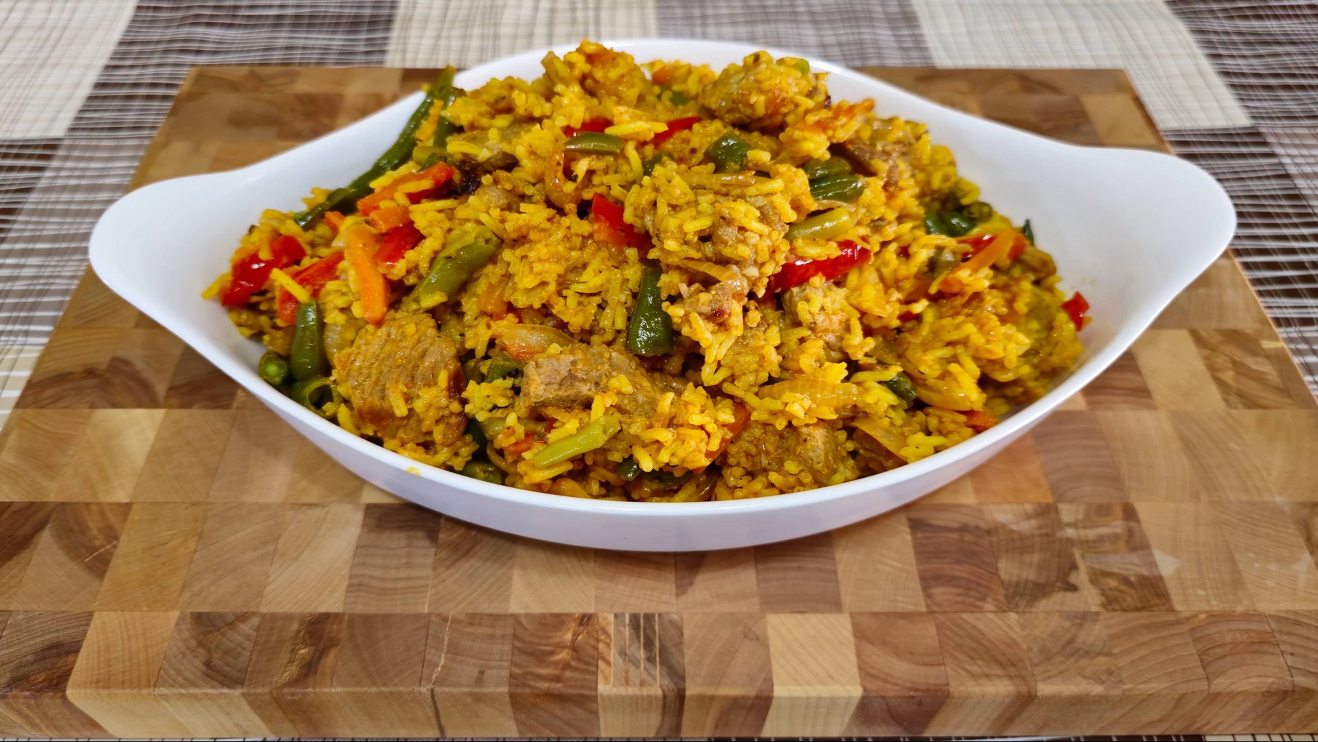 Жареная свинина с рисом и овощами в сковороде ВОК. смотреть онлайн