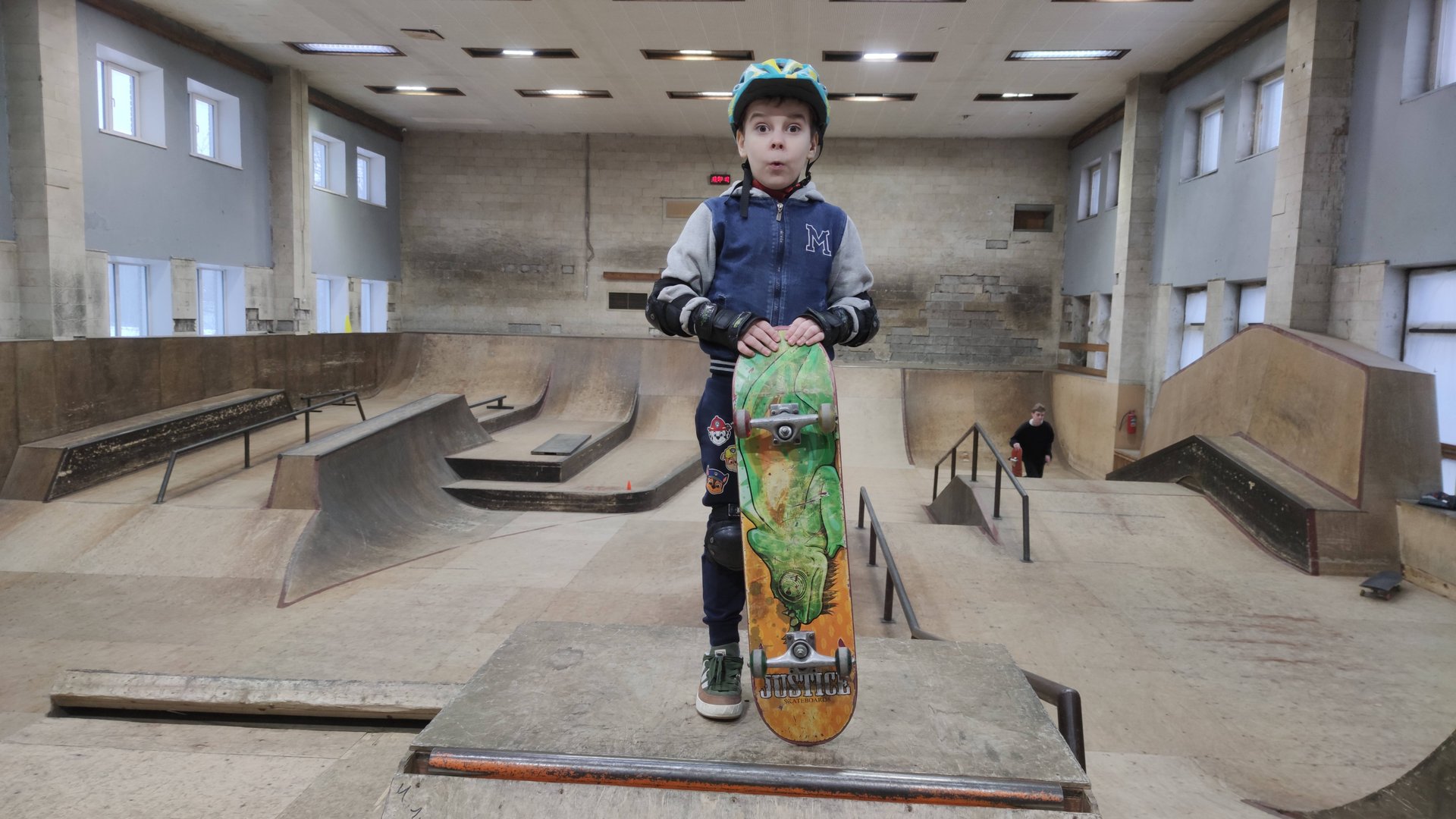 Учусь кататься на скейте - "МОТЯ НА СКЕЙТБОРДЕ" выпуск #1: Скейтпарк "Смена" ЧАСТЬ 2 смотреть онлайн