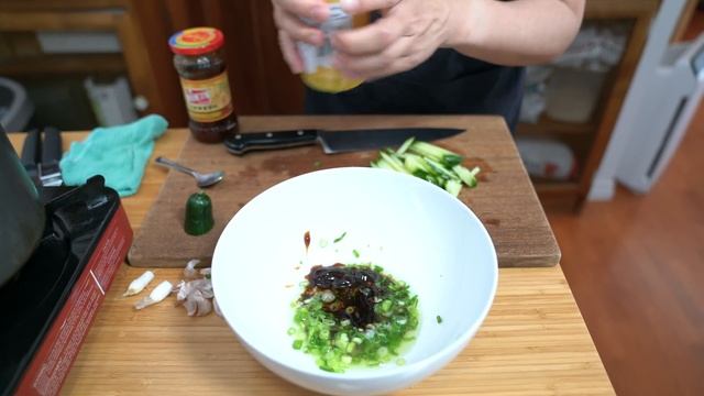 Garlic Chili Noodle Greatness in under 10 Minutes! - CHEAP eats смотреть онлайн