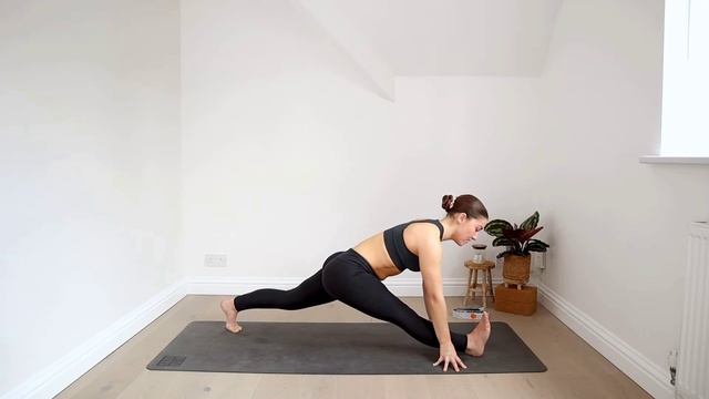 20-МИНУТНЫЙ ПОТОК ДЛЯ ГИБКОСТИ ПОДКОЛЕННЫХ СУХОЖИЛИЙ I
Челлендж "Гибкость через йогу" | смотреть онлайн