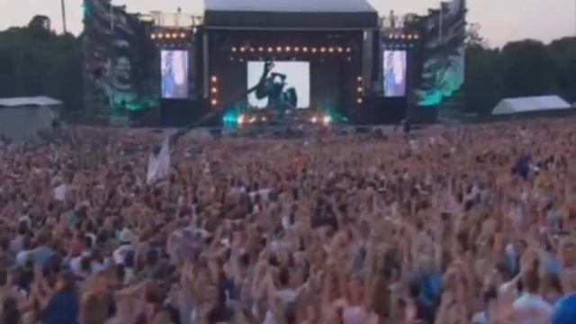 Robbie Williams - Me and My Monkey - Knebworth'03 смотреть онлайн