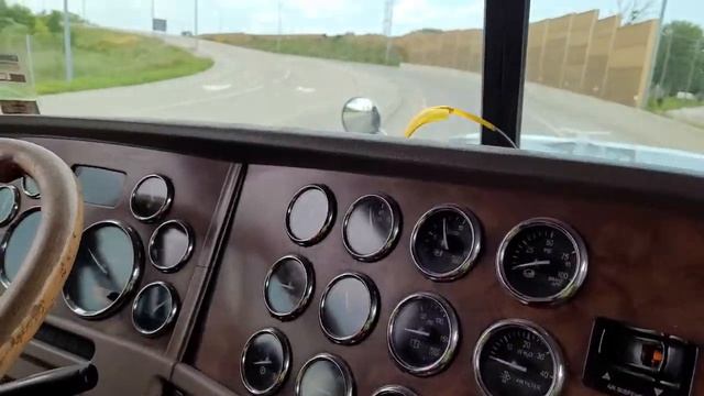 CAT Caterpillar C15* Twin Turbo Diesel Sound in a Peterbilt 379 смотреть онлайн