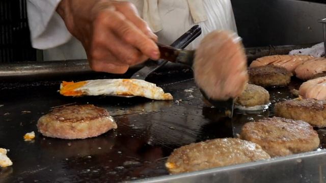 行列必死の福岡最強グルメ。７９歳のおじいちゃんが営むキッチンカーに人々が殺到。