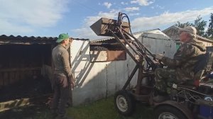 Перегружаем уголь в другую углярку самодельным минипогрузчиком. Деревенские заботы. Вишня поспела