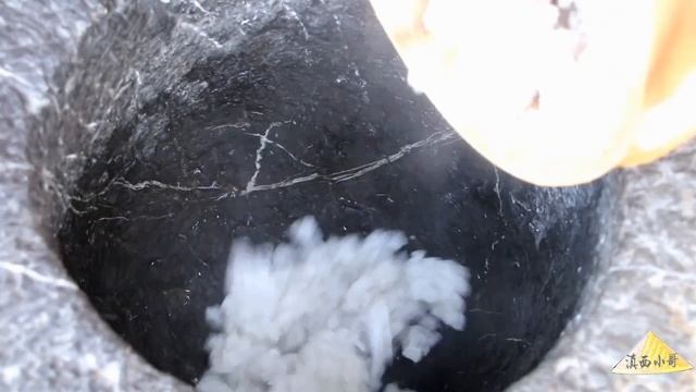 很多时候，吃一道菜就会想起一个人，外婆教会我做的魔芋豆腐【滇西小哥】