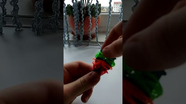 Як сплести іграшку або брелок "пір'ячко" з резинок. смотреть онлайн