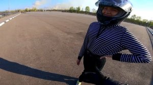 Девушка пришла с парнем на мотосвидание | Первый раз на спортбайке