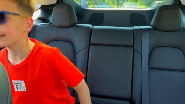 Марк помогает маме и изучает математику, взамен получает машины. смотреть онлайн