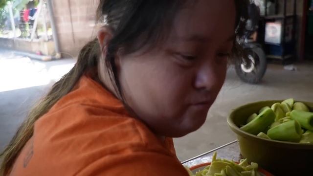 PEPINOS con MANGO смотреть онлайн