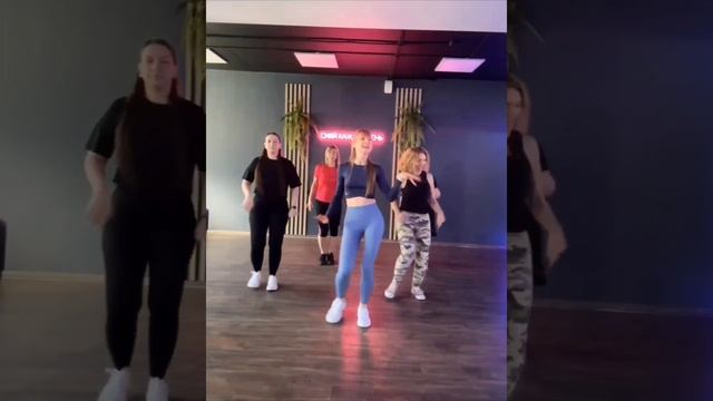 Продолжаю занятия танцами бачата. смотреть онлайн