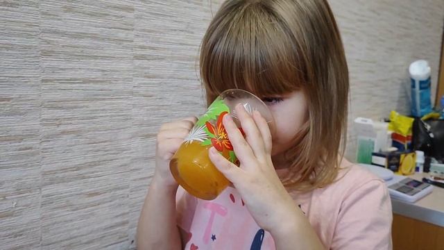 Слезы из глаз ..😁😁👍👍❤️ ребенок ест лук 🧅 я в шоке 🤔❤️ смотреть онлайн