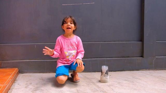 Olive creating castle with plastic cup смотреть онлайн