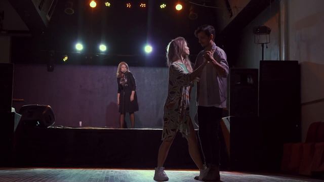 DOS METROS MAS ALLA - Lili Barthes - Agustin Luna смотреть онлайн