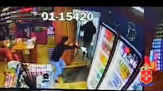 В Междуреченске сотрудники полиции задержали злоумышленника, который ограбил супермаркет смотреть онлайн