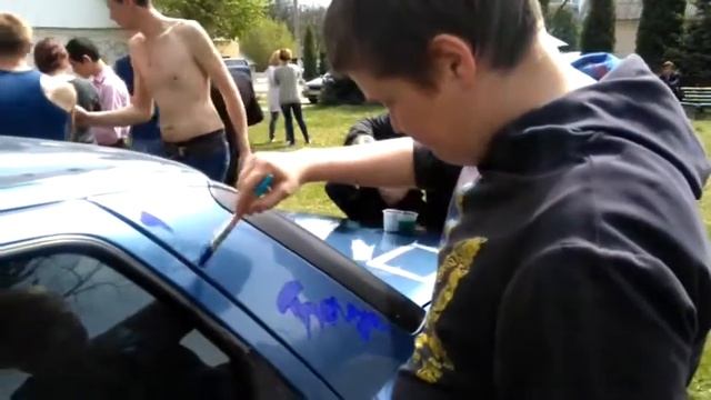 Вихованці школи-інтернату розмальовують машини фарбою смотреть онлайн
