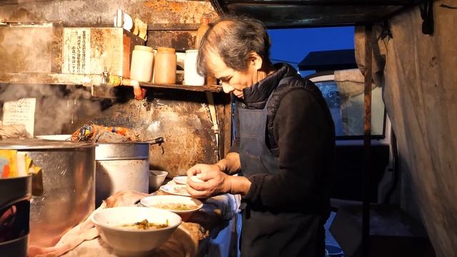 ラーメン一杯４００円。３時間睡眠で作り上げる魂のラーメン。男ひとりの夜に完全密着丨Japanese Street Food