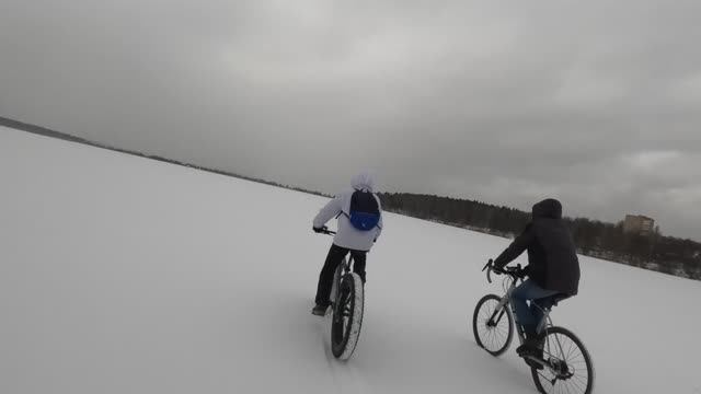 Механизированная Бригада покидает Малиновые Острова на озере Сенеж.И едет навстречу снежному шторму. смотреть онлайн