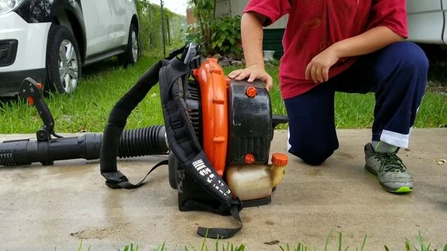 Teaching my son to turn on the echo 770 blower смотреть онлайн