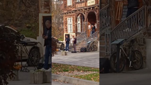 Це Трускавець зараз. Вул. Бандери, тепла осень смотреть онлайн