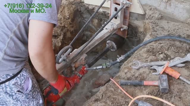 Отверстие в бетонном фундаменте, для прокладки канализационной трубы с помощью алмазного бурения. смотреть онлайн