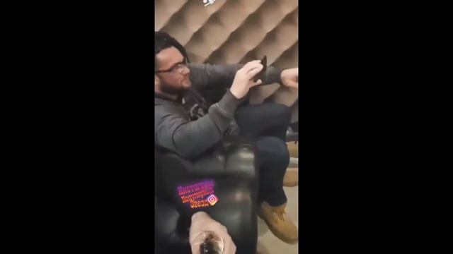 Pro Rap Руки Базуки показывает свои накачанные ноги, фирменная двоечка в клубе смотреть онлайн