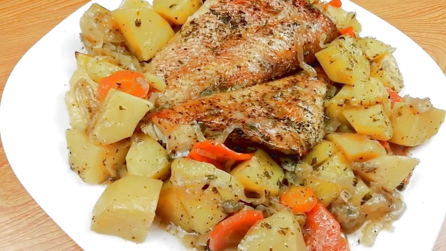 ВОТ КАК НУЖНО готовить рыбу!Готовлю по этому рецепту сразу с гарниром!Морской окунь в рукаве смотреть онлайн