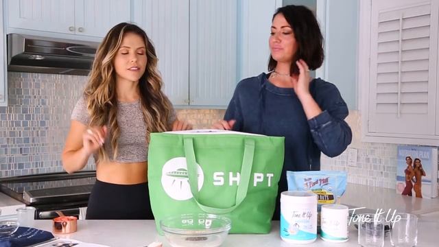 Easy & Delicious Collagen Spirulina Overnight Oats Recipe | Tone It Up смотреть онлайн