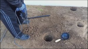 Сверлил мёрзлую землю перфоратором сверлом по дереву диаметром 25 мм. Летом сверлю глину в лунках .