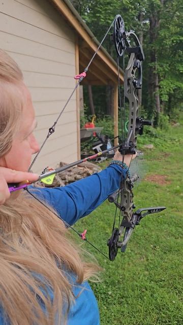 My Wife is a sharp shooter #survival #archery #bushcraft #preppy #bow #bowhunting смотреть онлайн