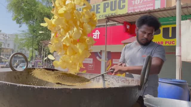 Ранджит Анна готовит картофельные чипсы в Kerala стиле ｜ Индийская уличная еда смотреть онлайн
