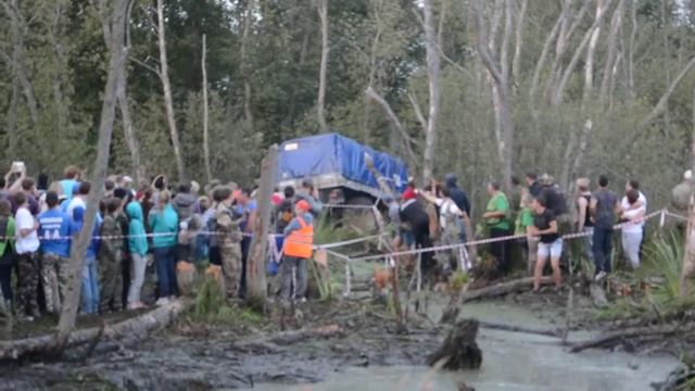 Газ-66 хотел перепрыгнуть через болотистую канаву смотреть онлайн