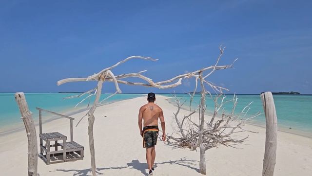 Les Maldives en août смотреть онлайн