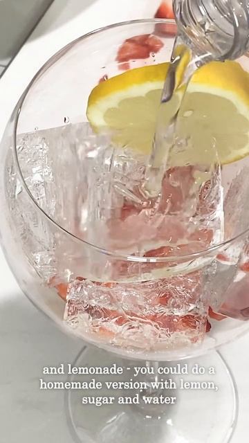 The BEST Summer Strawberry Lemonade Drink! 🍹