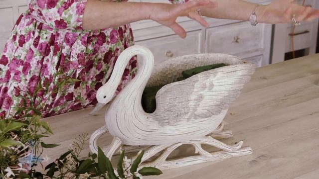 Fresh Jasmine into a Decorative Swan Floral Design смотреть онлайн