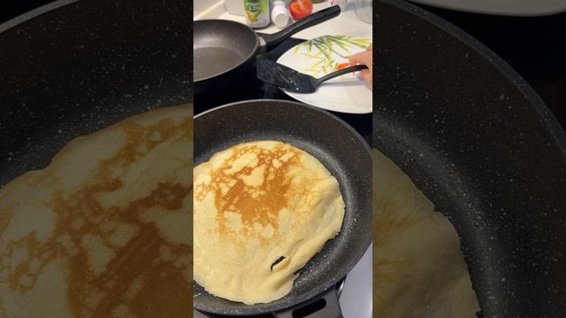 Шокер готовит с мамой блины на каникулах