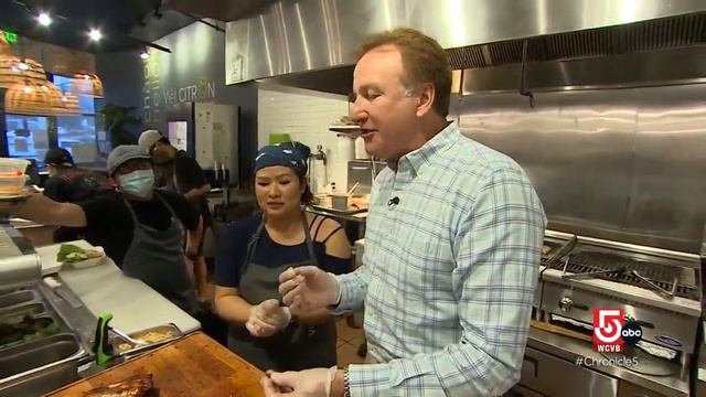 Stopping by Viet Citron to try Vietnamese street food and feasting on french fries at Saus смотреть онлайн