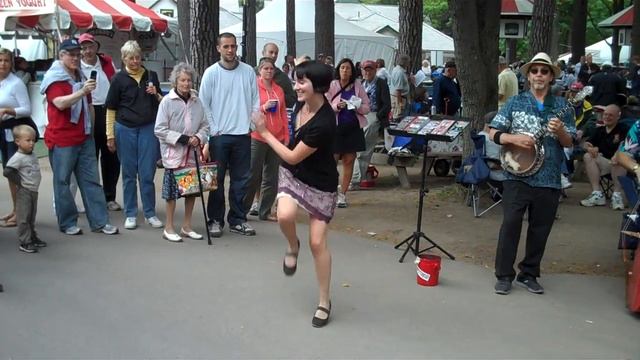 Reggie's Red Hot Feetwarmers play Digga Digga Do смотреть онлайн