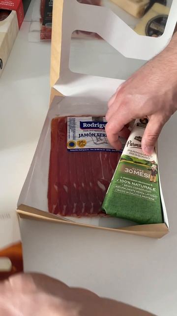 Сыры из Европы. Подарочный набор из Пармезана, Хамона и мягкого сыра смотреть онлайн