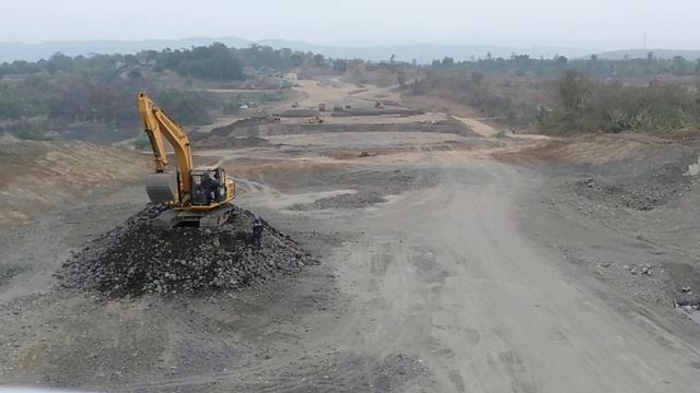 Progres tol japek2 selatan"ekskavator merapihkan material batu " смотреть онлайн