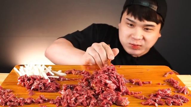 Сашими из сырой говядины / мяса по-корейски 🥩 смотреть онлайн