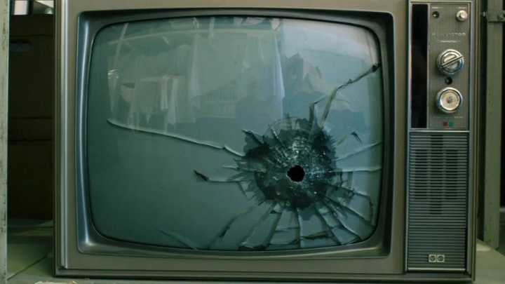 Проверка приборов и поломка телевизора и IPod 
IPhone 4S IPad MacBook IPod 8GB IPod 256MB Пистолет