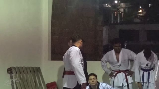 DESAFIANDO FAIXA PRETA DE TAEKWONDO PRA UMA LUTA смотреть онлайн
