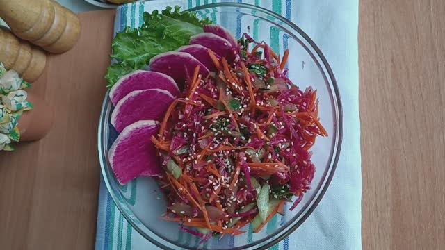 Простой, полезный, красивый а, главное, вкусный салат с арбузной редькой! смотреть онлайн