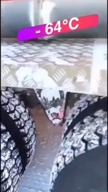 У дальнобойщиков в Якутии на морозе -64 лопнули шины😱 смотреть онлайн