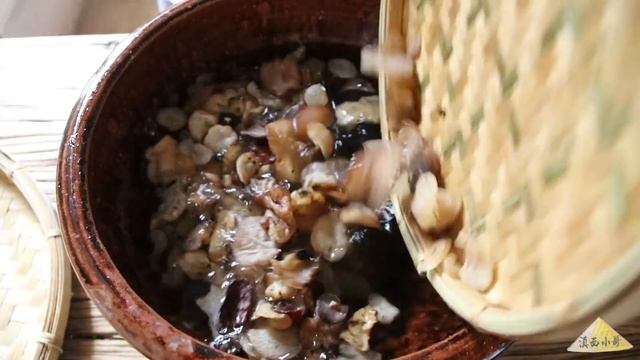 雨季，上山采一筐野生木耳，做成凉拌鲜木耳祛祛肠胃里的灰尘【滇西小哥】