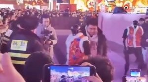 Робот нападает на человека