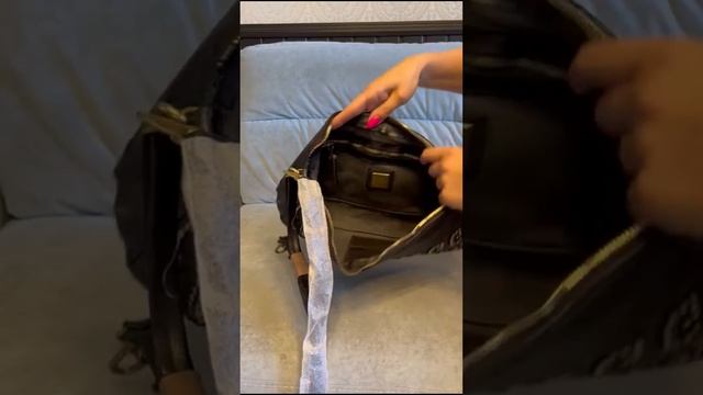 МЕЛИССА Сумка через плечо Melissa из черной кожи с логотипом Campomaggi и заклепками смотреть онлайн