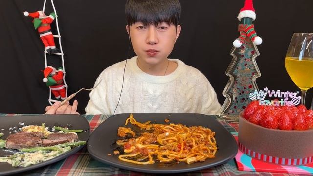크리스마스🎅🏻🎄 살치살 스테이크, 라구 파스타, 투썸 스초생 케이크 먹방 Christmas🎅🏻🎄steak, pasta, strawberry chocolate cake смотреть онлайн