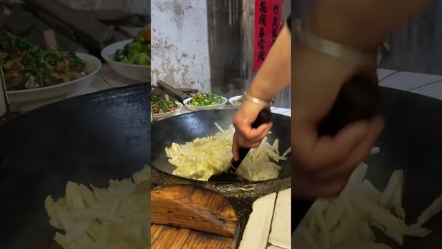降溫了來上這麼一鍋，暖胃又解饞湯汁奶白，三鮮鍋仔湯太好吃！【劉媽媽】 смотреть онлайн