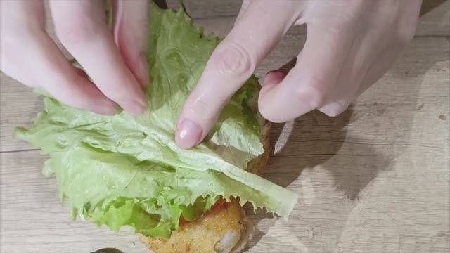 Как приготовить бургер. Пошаговый рецепт. Бургер с рыбной котлетой. смотреть онлайн